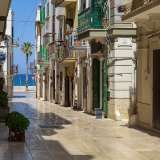 Via Vittorio Veneto conduce da una parte al mare...